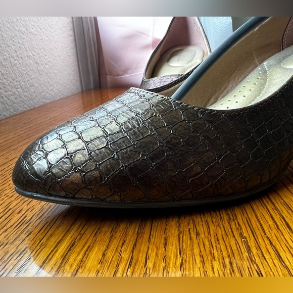 Size 9, faux leather heel, never worn, alligator (snake?) skin 2.5” close toed - Picture 2 of 4